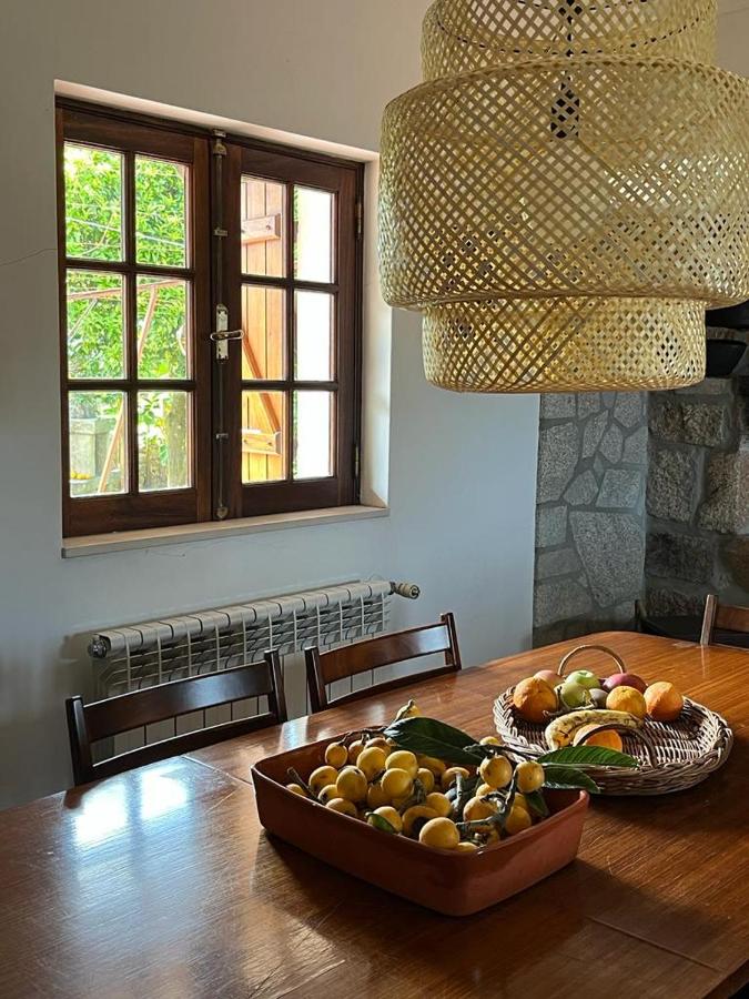 Casa da Pedrada — terraço pavimentado com vista de montanha