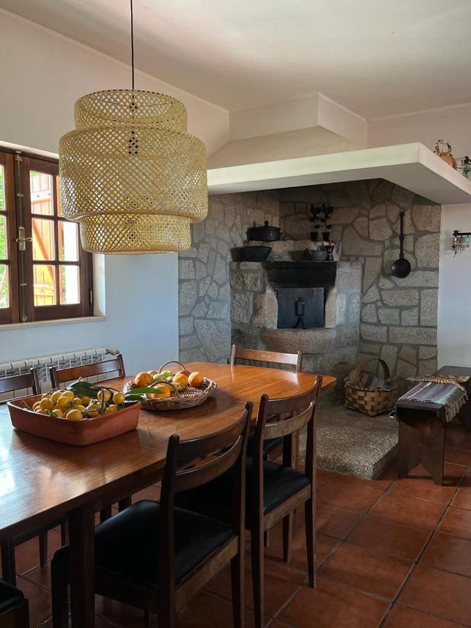 Casa da Pedrada — cozinha equipada com forno e fogão