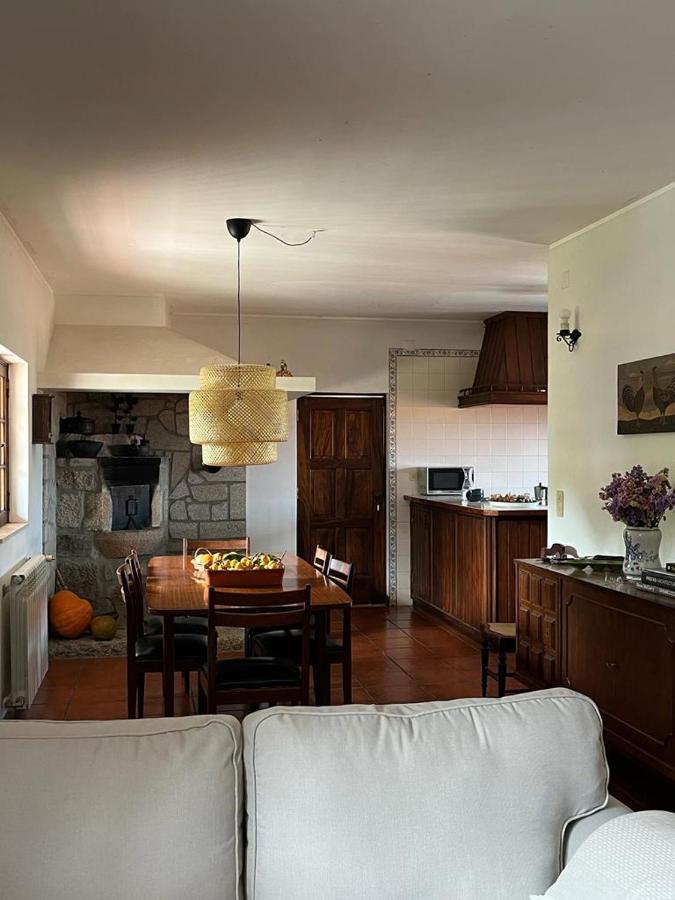 Casa da Pedrada — sala de estar com TV grande e sofás