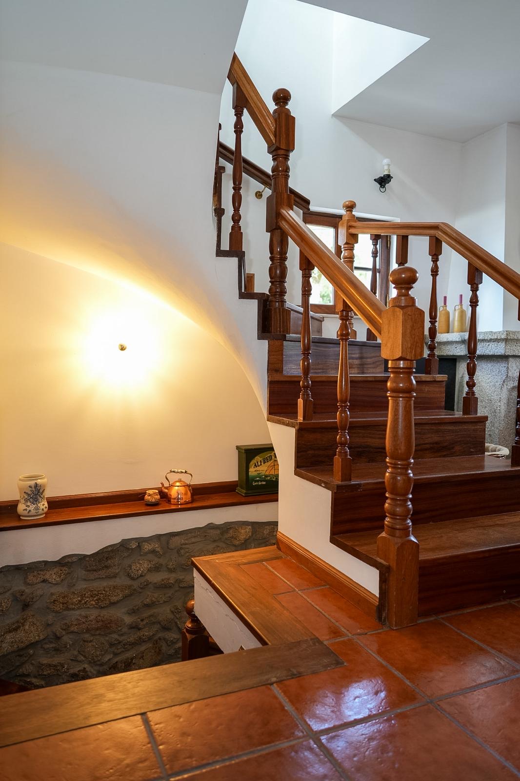 Casa da Pedrada — corredor com escada em madeira