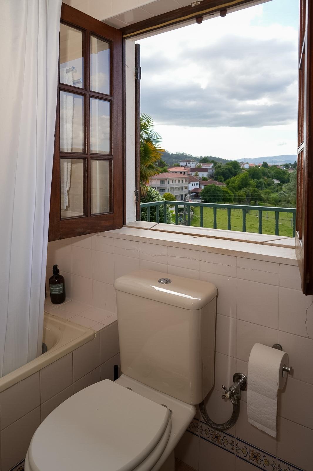 Casa da Pedrada — casa de banho com janela